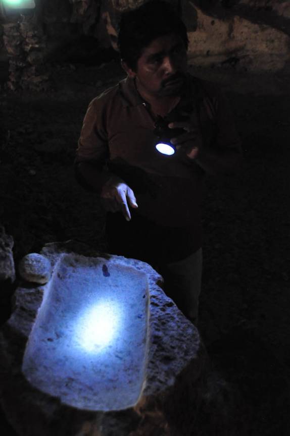 Nosso guia nos mostra antigas moendas de famílias mayas que viviam dentro da caverna de Lol-Tun, no Yucatán, no sul do México